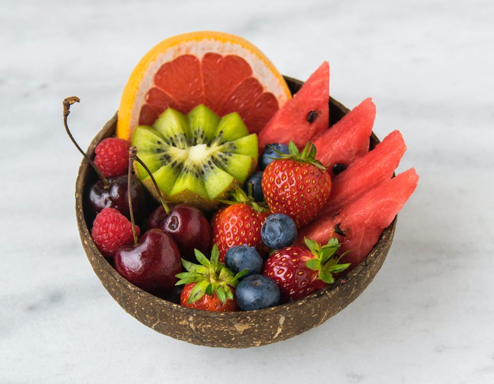 Bowl with various fruits.